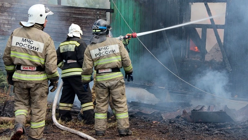 Гараж полыхал на юге Сахалина