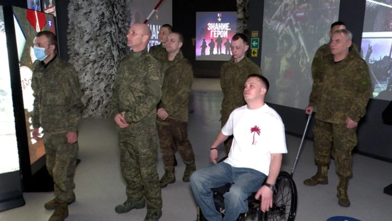 Подвиги участников СВО представили на мультимедийной выставке в Южно-Сахалинске