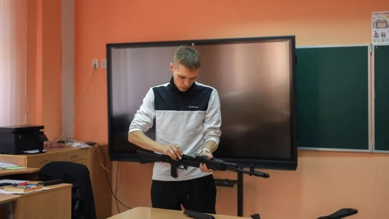 Ветеран спецоперации устроился на работу в школу Корсаковского района