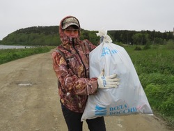 Следы отдыха сахалинцев на Изменчивом вывозили мусоровозом