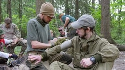 Помощь людям в ЧС и на войне освоили участники медицинских сборов в Шахтерске