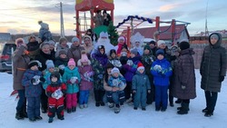 Сахалинцы устроили новогодний праздник для малышей во дворе