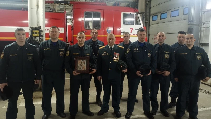 Сахалинским огнеборцам подарили икону Божией Матери в честь 23 февраля