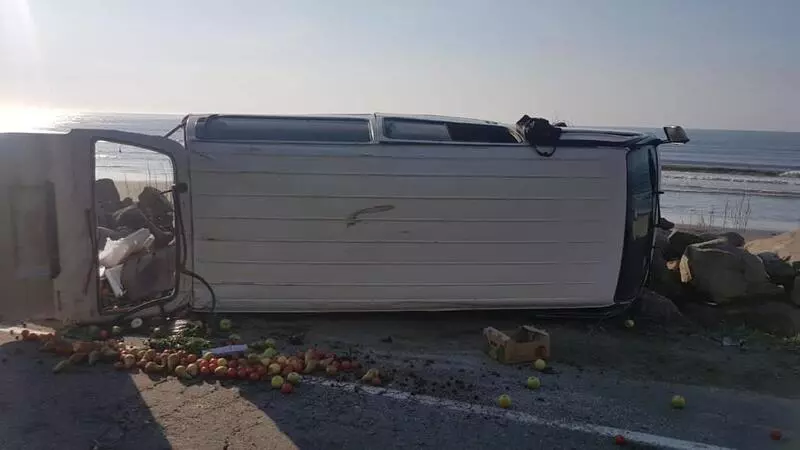 Трассу на Сахалине засыпало овощами после жуткой аварии