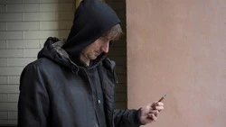 Житель Долинска с судимостью украл телефон с лестничной клетки жилого дома