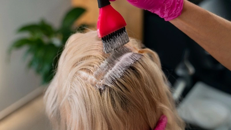 Лунный календарь окрашивания волос на ноябрь 2024: лучшие дни для похода к мастеру