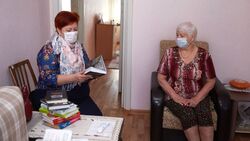 Библиотекари в Южно-Сахалинске доставляют книги на дом пожилым читателям