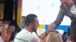 Молодой сахалинец пожал руку Сергею Безрукову