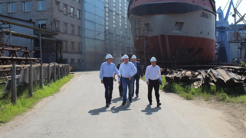 Валерий Лимаренко проинспектировал строительство судов для сообщения с Курилами