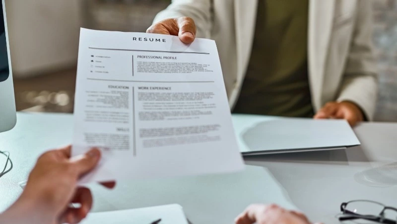 Жителям Сахалина предложили 10 вакансий с зарплатой от 200 тысяч рублей