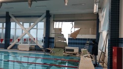 Сильный ветер разрушил стену здания бассейна в Южно-Курильске 23 декабря