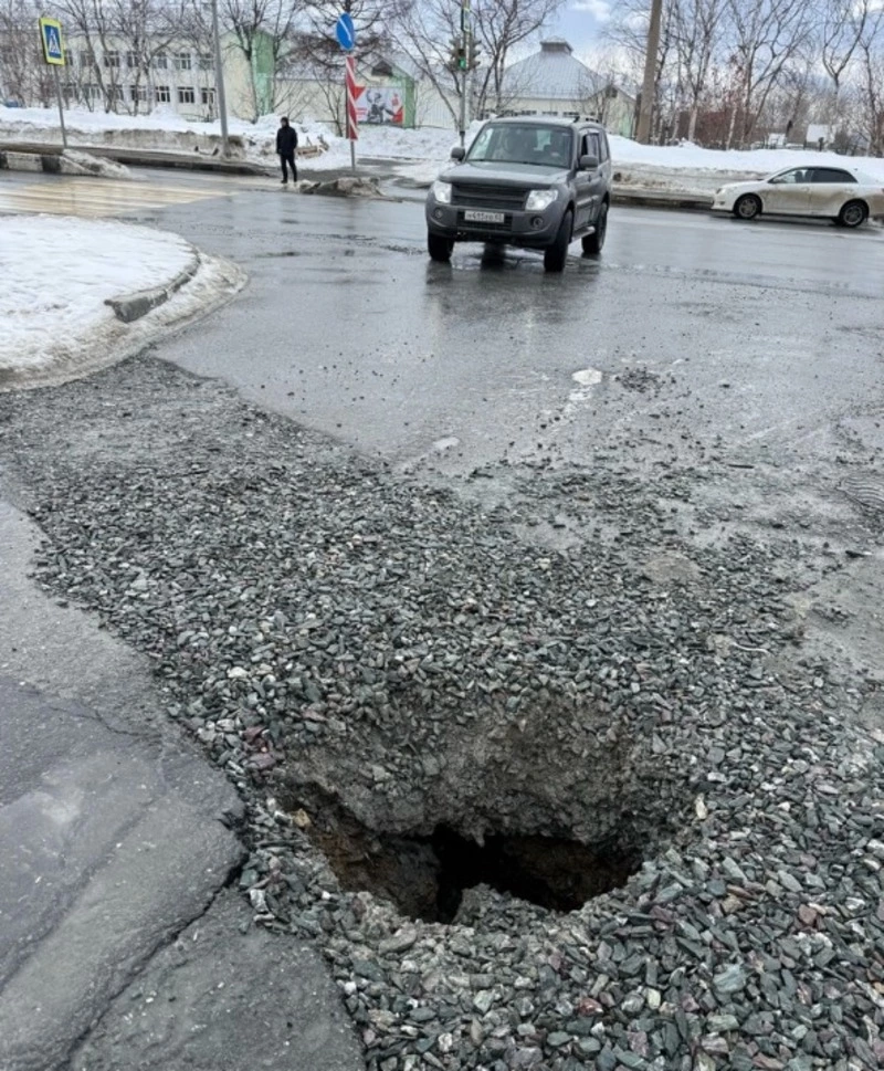 На Комсомольской в Южно-Сахалинске к недоумению водителей глубочайшую дыру так и не залатали