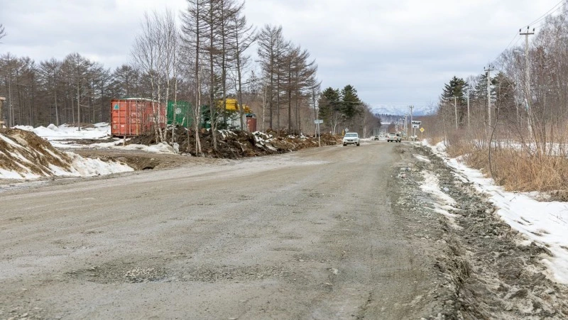 Подтопления на дорогах после таяния снега устраняют в Южно-Сахалинске