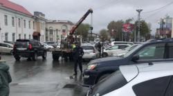 Неправильно припаркованные автомобили в Южно-Сахалинске эвакуировали