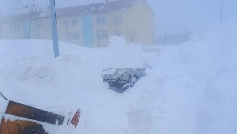 «Первые жертвы расчистки»: поврежденную погрузчиком машину нашли в Южно-Сахалинске