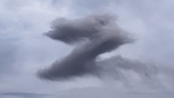Вулкан Эбеко выбросил столб дыма в виде буквы Z