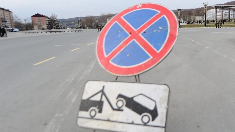 Парковку и остановку ограничат на улице Горького в Южно-Сахалинске 22 и 23 февраля