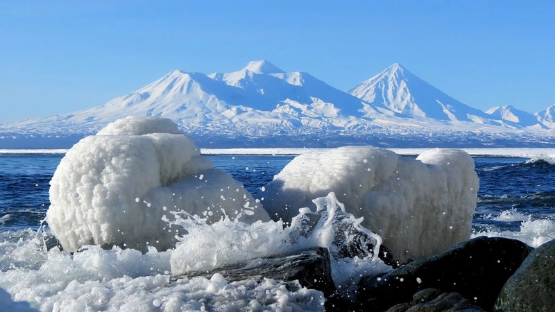 Двоих рыбаков уносит на льдине в открытое море в Макаровском районе