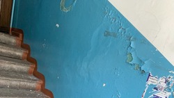 После коммунальной аварии в подъезде дома в Южно-Сахалинске облезла краска