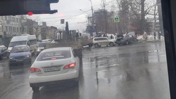 Жесткое ДТП с такси произошло на оживленном перекрестке в Южно-Сахалинске