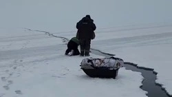 Рыбаки попали в ловушку на треснувшем льду в Корсаковском районе