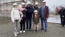 Губернатор Лимаренко пообщался с будущими новоселами в строящемся доме в Макарове