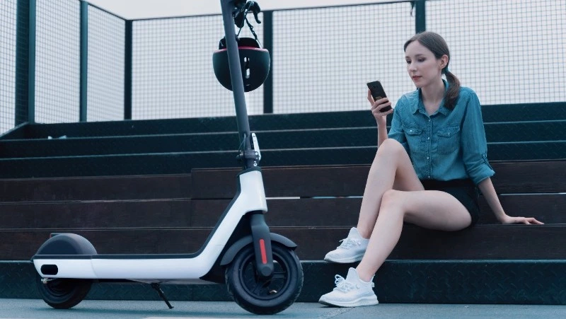 Водители электросамокатов официально стали пешеходами в России