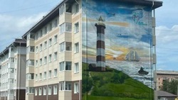 Рисунок маяка на стене дома в Поронайске отреставрировали спустя год после нанесения