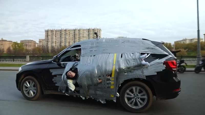 Сахалинский блогер примотал человека к автомобилю ради миллионных просмотров