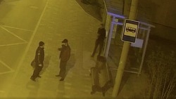 В сети появилось видео нападения на остановку в Южно-Сахалинске