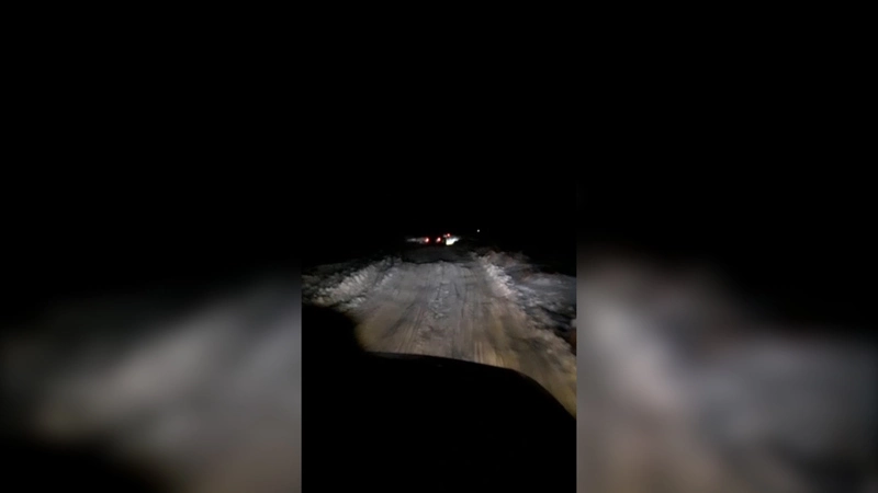 Сахалинцы колоннами едут на мыс Свободный, где накануне унесло льдину с 600 рыбаками