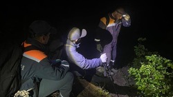 На Сахалине спасатели эвакуировали с горного хребта туриста, у которого свело ноги