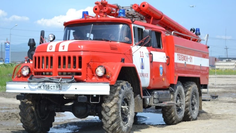 Четыре человека тушили горящий мусор в Корсакове