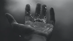 Крыша многоквартирного дома в селе на севере Сахалина течет уже 7 лет 