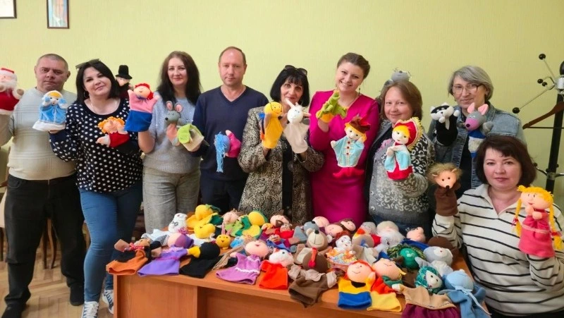 Сахалинцы подарили коллективу ДК донецкого Шахтерска реквизит для кукольных сказок
