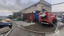 Склад площадью 200 «квадратов» загорелся в Холмске 