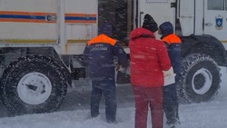 Сотрудники МЧС эвакуировали свыше 100 человек во время метели на Сахалине за сутки