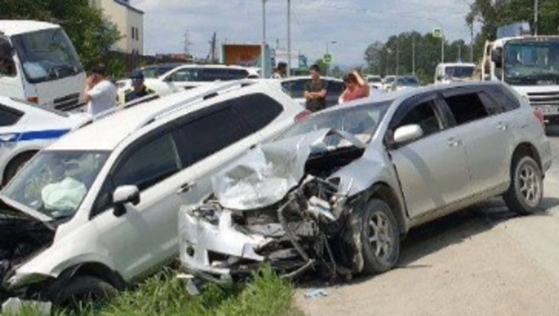 Двое водителей получили травмы в ДТП на Холмском шоссе