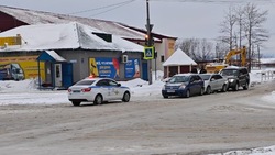 Три автомобиля столкнулись «паровозиком» на перекрестке в Поронайске 