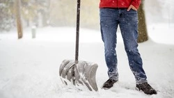 Огромные лужи во дворе жителей Южно-Сахалинска убрали после жалобы в мэрию