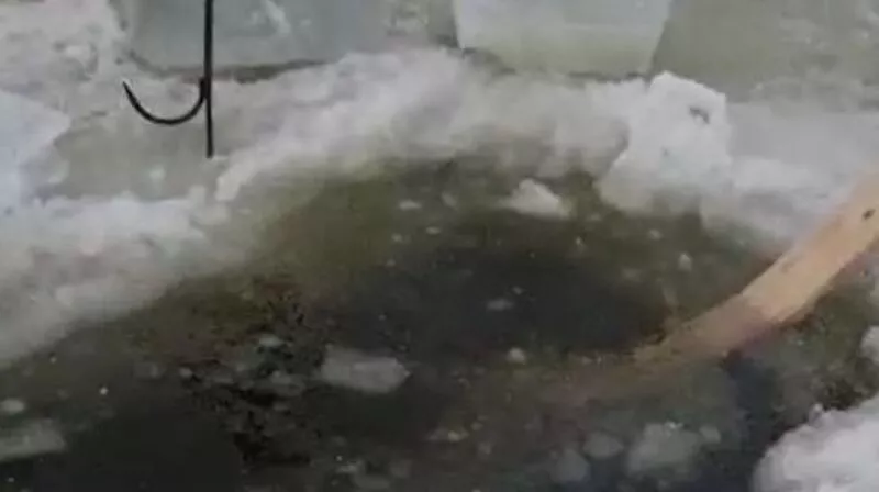 Сахалинцы нашли «мазут» в крещенской купели на озере Черном