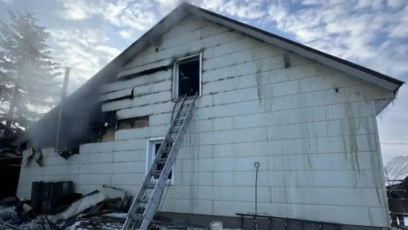 Пожарные три часа тушили частный дом в Южно-Сахалинске