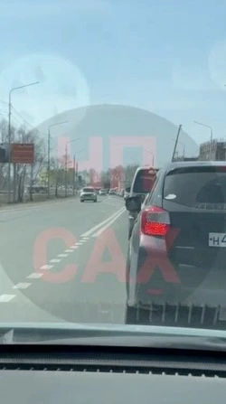 «Рванули на море»: гигантская пробка сковала движение на выезде из Южно-Сахалинска