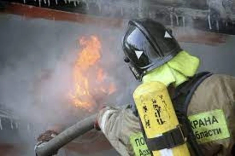 Семь человек тушили гараж в центре Сахалина