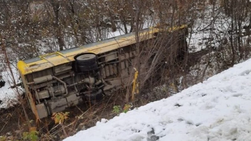 Иномарка влетела в автобус на юге Сахалина. Водитель сбежал