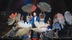 «Вечер в кабаре» триумфально вернулся на сцену сахалинского Чехов-центра 