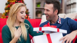 Мужчины признались, сколько готовы потратить на подарок своей партнерше к 8 Марта