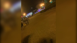 Пьяный мужчина открыл купальный сезон, окунувшись в фонтан в Южно-Сахалинске