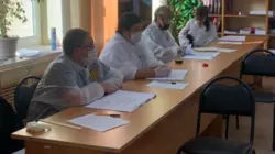 Первые избиратели отдают свои голоса в Долинском районе