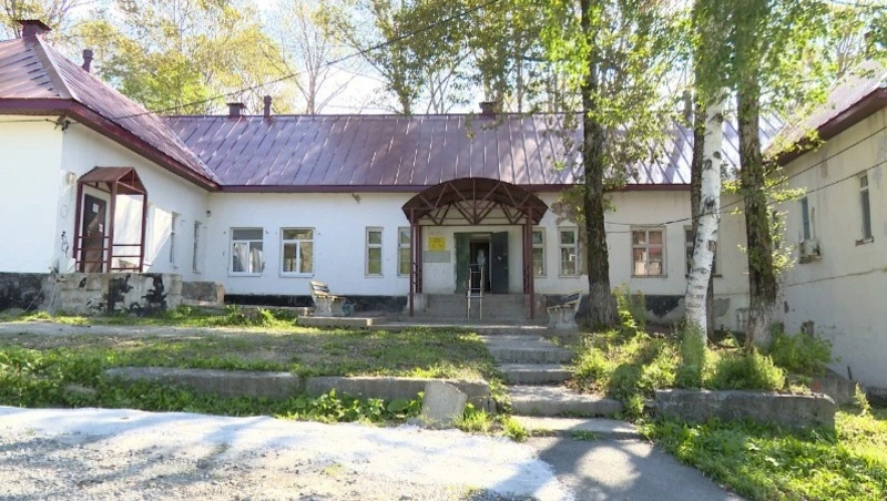 «Больше не капает»: ремонт кровли участковой больницы завершили в Синегорье